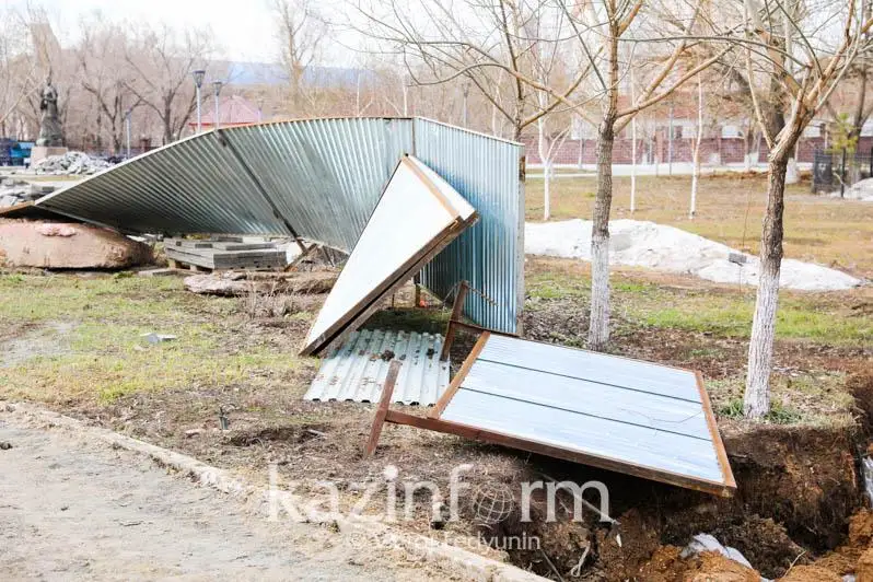Из-за сильного урагана пострадало 395 объектов в трех регионах Казахстана