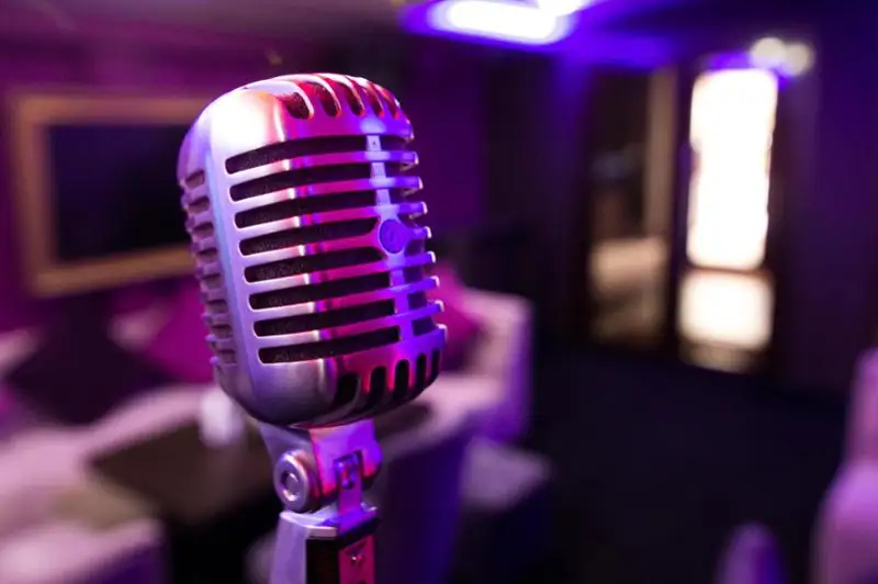 Заперлись от полиции и 5 часов не выходили посетители и работники караоке-бара в Павлодаре