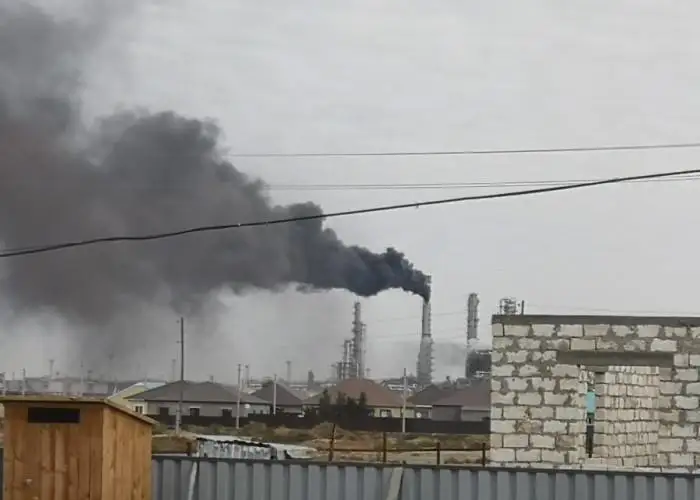 Выброс черного дыма Атырауским НПЗ объяснили экологи