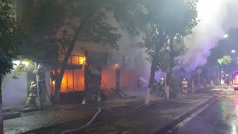 Из-за пожара в бургерной эвакуировали жильцов дома в Шымкенте