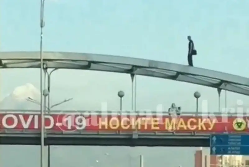 Мужчина гулял по крыше эстакады в Алматы: полиция установила причину