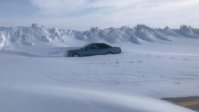 Около 200 автомобилей вызволили из снежного плена в Карагандинской области