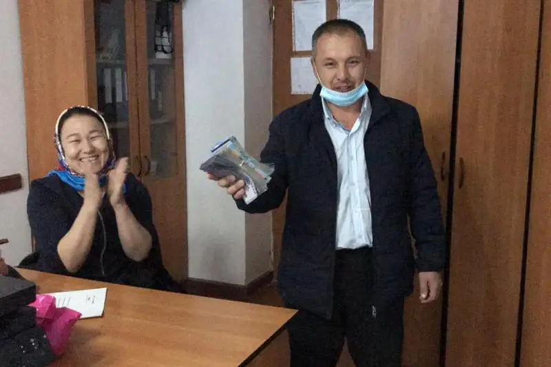 Утерянные четыре миллиона тенге нашли и вернули пассажиру поезда транспортные полицейские в Актау