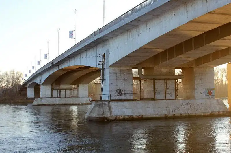 Двое парней спрыгнули с моста в Усть-Каменогорске