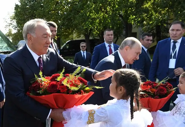 Нурсултан Назарбаев посетил национальный павильон «Казахстан» на ВДНХ
