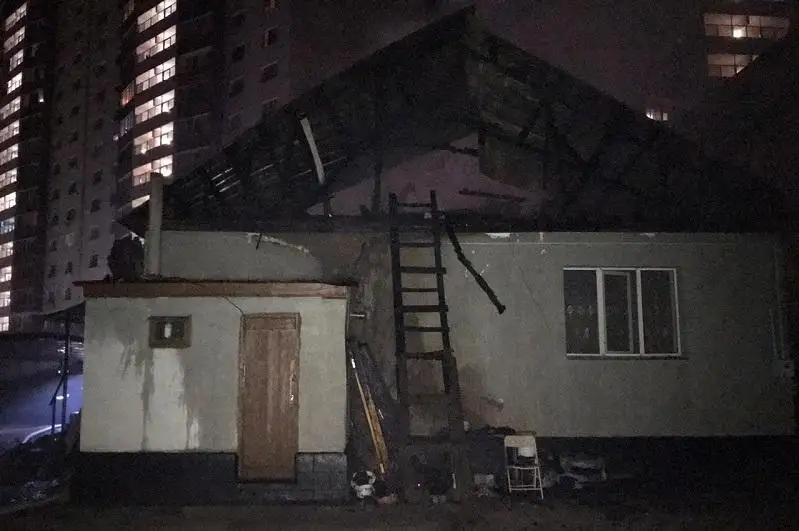 Пожар в Алматы: удалось спасти здание, авто и предотвратить взрыв