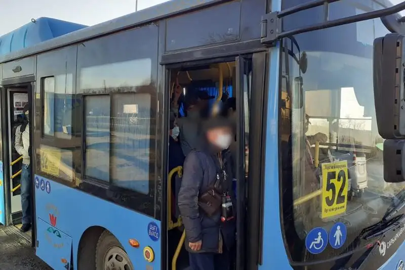 В дни карантина актюбинцы вынуждены ездить в переполненных автобусах
