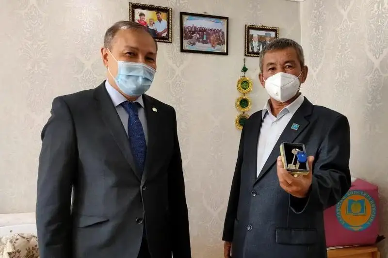 Аким Балхаша вручил ключи от трёхкомнатной квартиры воину-афганцу