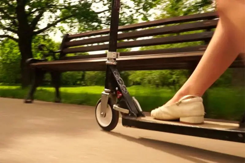 Молодожены прокатились на электросамокатах в Алматы