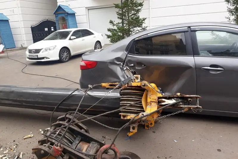 Автокран упал в Нур-Султане