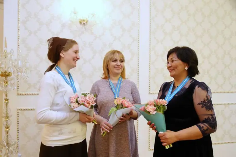 Подвески «Алтын алқа» и «Күміс алқа» вручил многодетным матерям аким СКО