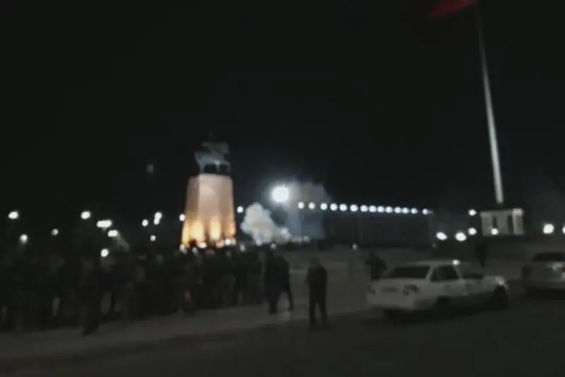 Митингующие в Бишкеке пошли к Белому дому