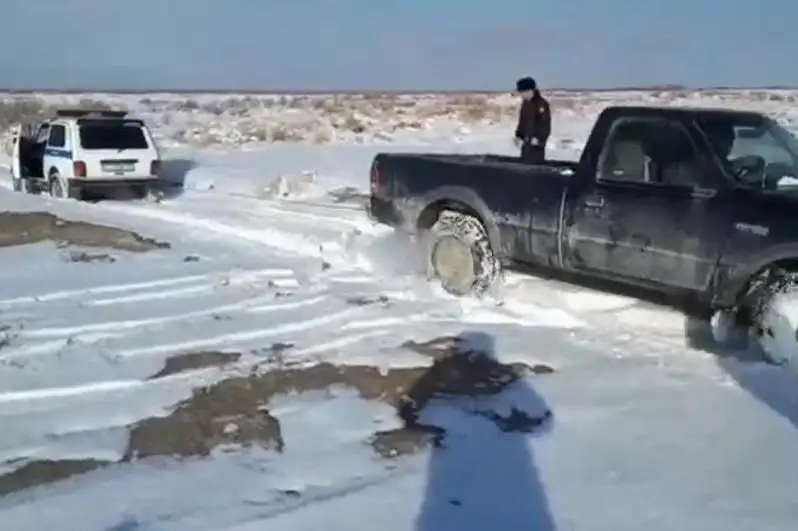 Полицейские помогли путникам выбраться из снежного заноса в Алматинской области