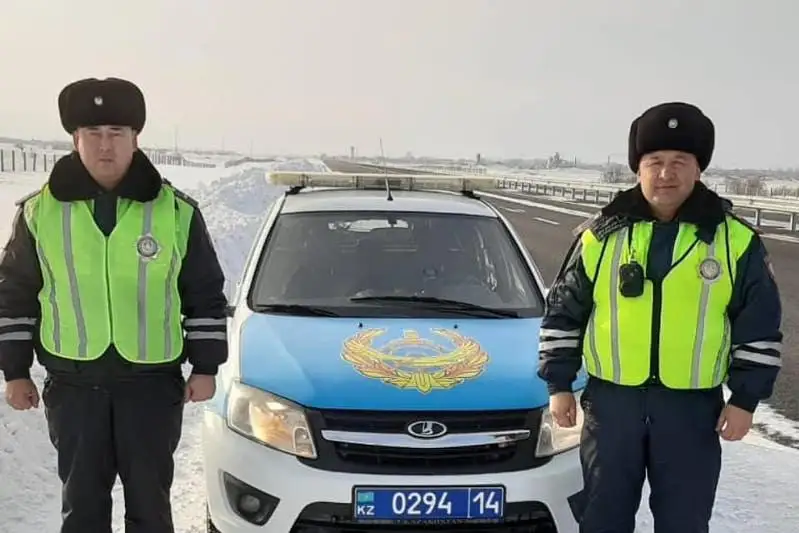 Терявшему сознание водителю помогли павлодарские полицейские