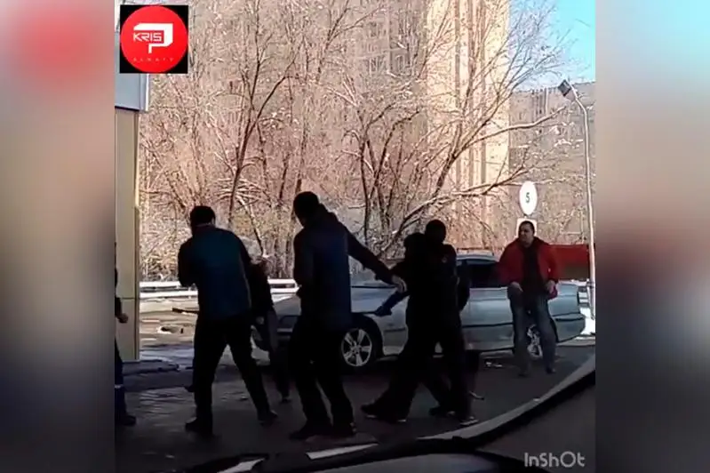 Водители подрались на АЗС в Алматы: полиция проверит мужчину с ножом