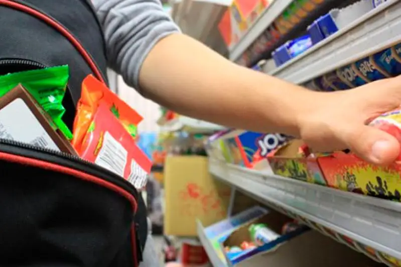 Супружеская пара ограбила магазин средь бела дня в Талгаре