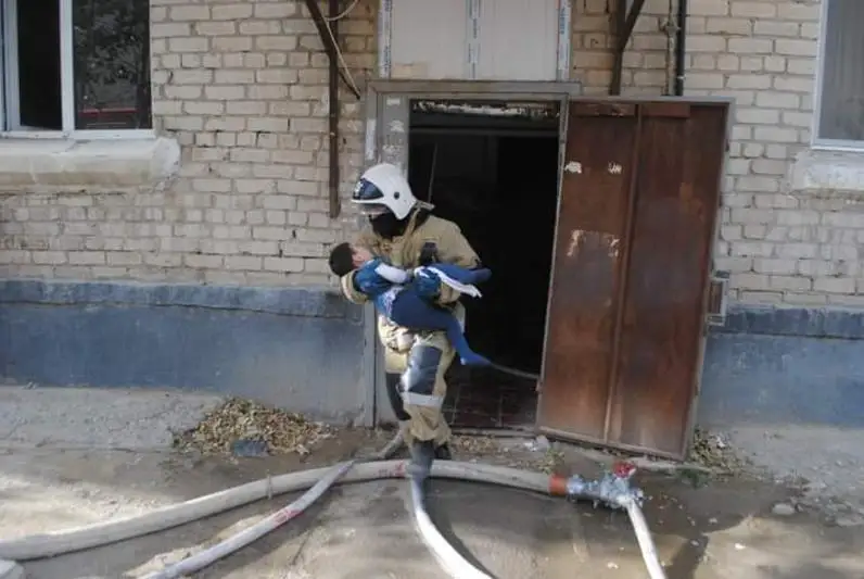 В Атырау из горящей на пятом этаже квартиры эвакуировали 5 детей