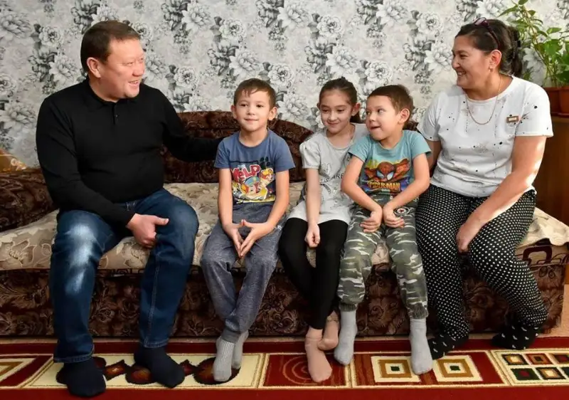 К воспитывающей пятерых детей семье приехал аким СКО