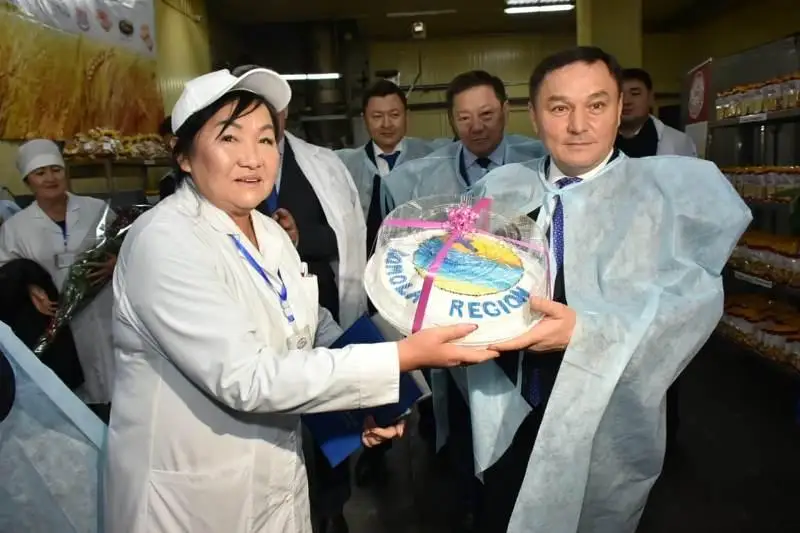 В День хлеба аким Акмолинской области посетил хлебопекарный комбинат