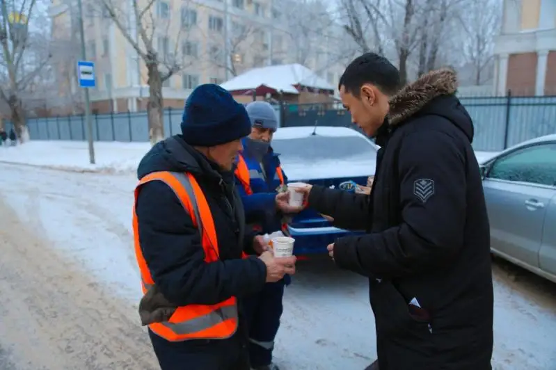 Чаем и бутербродами угостили работников коммунальных служб активисты «Jas Otan» в столице