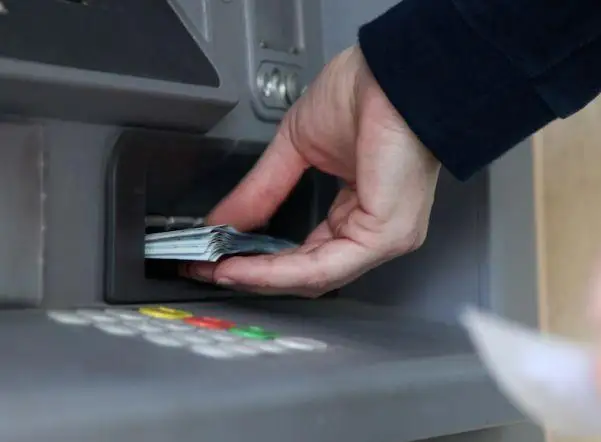 Женщина отнесла в полицию обнаруженные в купюроприемнике банкомата чужие полмиллиона тенге