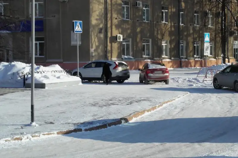 Припарковавшихся на пешеходном переходе водителей наказали в Павлодаре