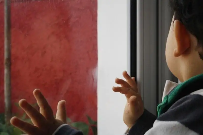 Пять детей выпало из окон за лето в Алматы