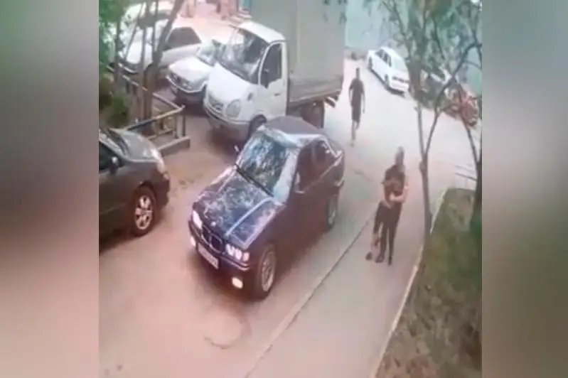 Мужчина пытался украсть мальчика: в полиции прокомментировали видео