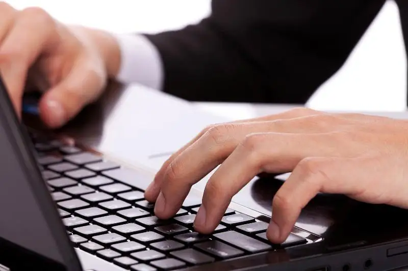 На сотрудника банка оформил кредит мошенник в СКО