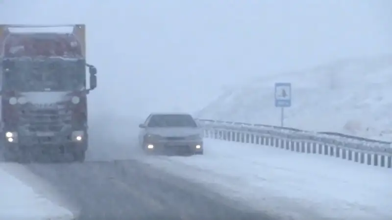 На опасных участках трассы в Жамбылской области полицейские сопровождают транспорт