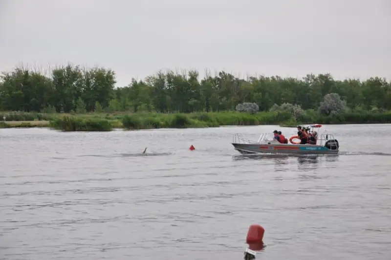 Как помочь утопающему: костанайские спасатели провели мастер-класс на Тоболе