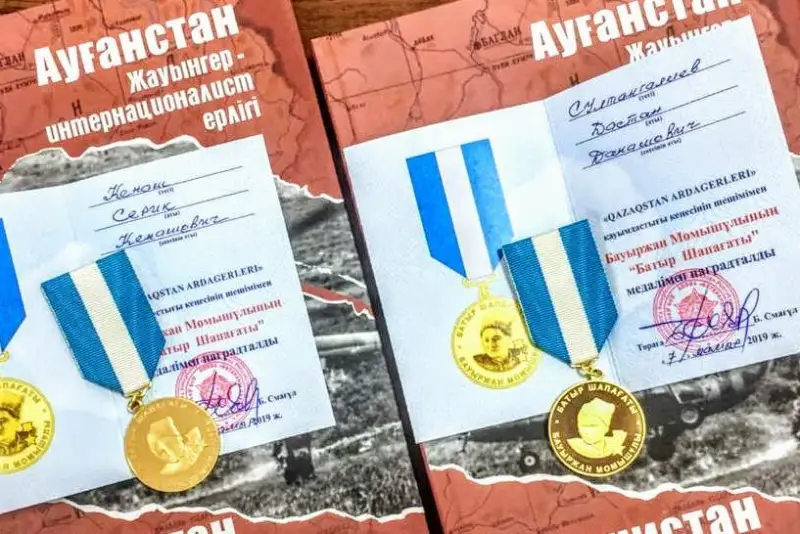 Медалью Бауржана Момышулы наградили двух актюбинских полицейских