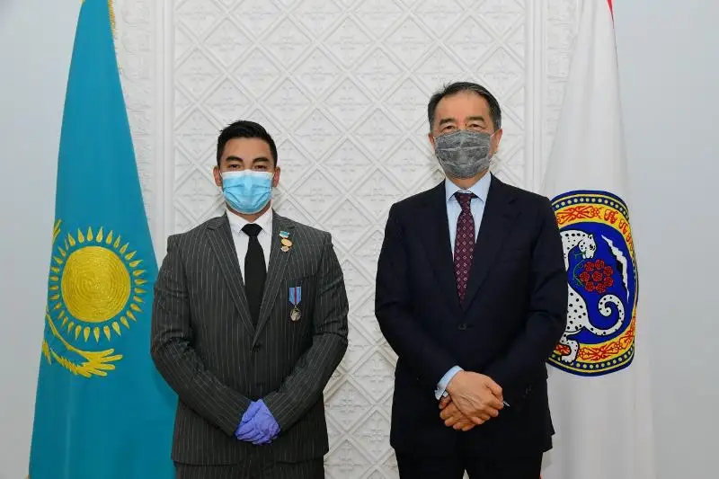 Аким Алматы наградил героя-тяжелоатлета, спасшего людей во время пожара