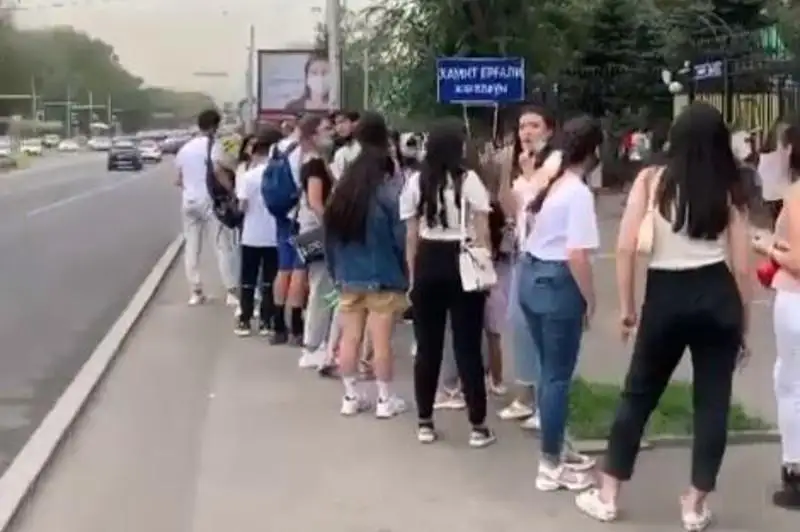 Парк аттракционов оштрафовали в Алматы за огромную очередь