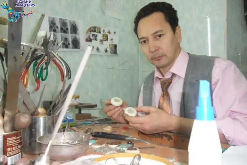 Художник-зергер из Актобе рассказал, почему казахи предпочитали золоту серебро