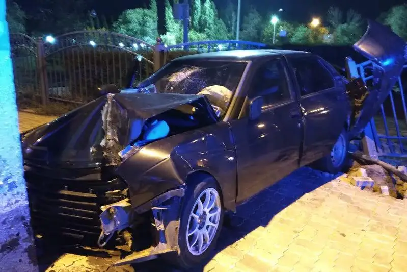 Таран ограждения парка Победы в Атырау: водителя на 7 лет лишили прав