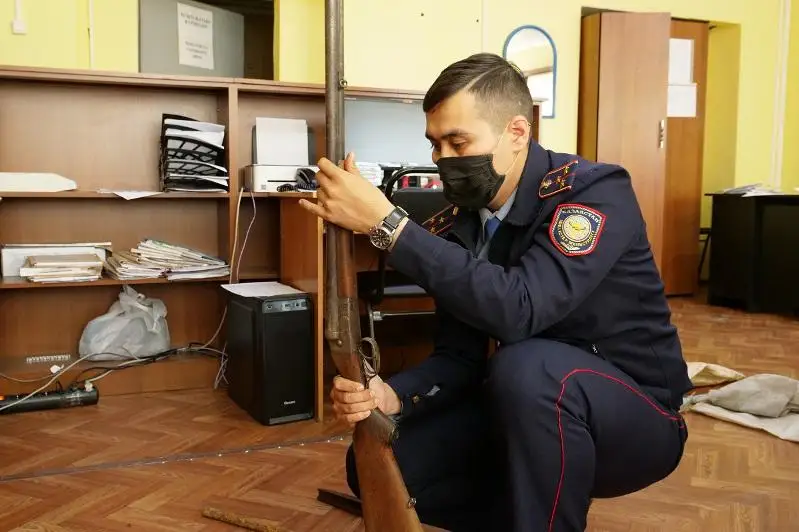 Четыре ружья и обрез нашел в подвале дома житель СКО