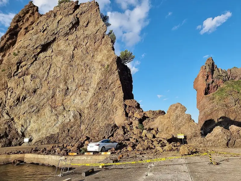 4 injured in rockfall