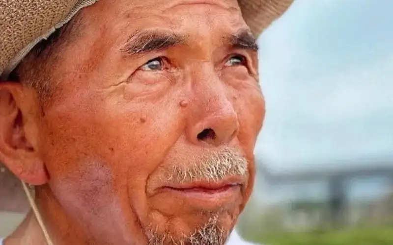 7旬徒步老人