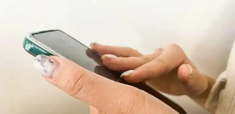 英国拟禁止学生在校内使用手机