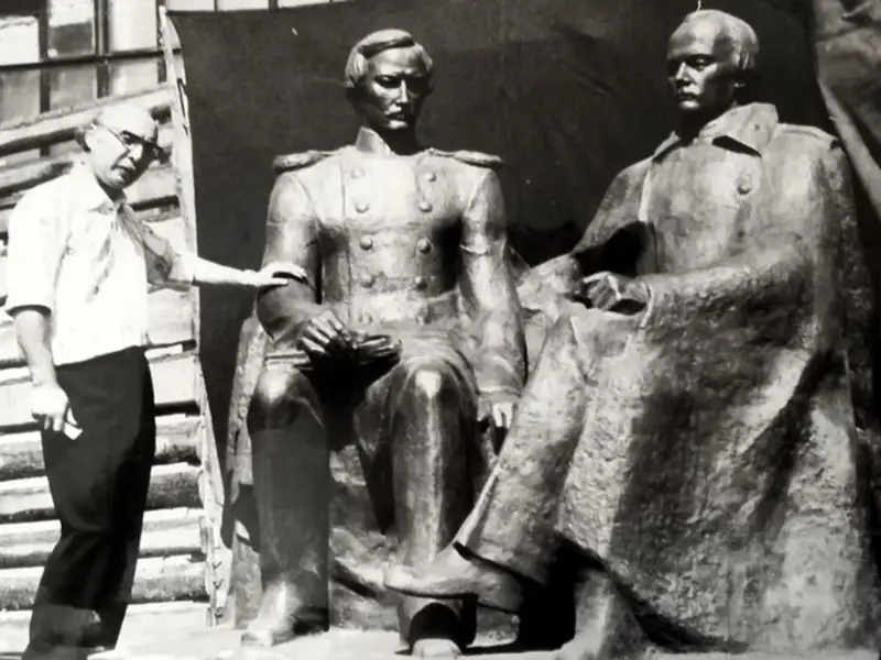 парный памятник Чокана Валиханова и Федора Достоевского