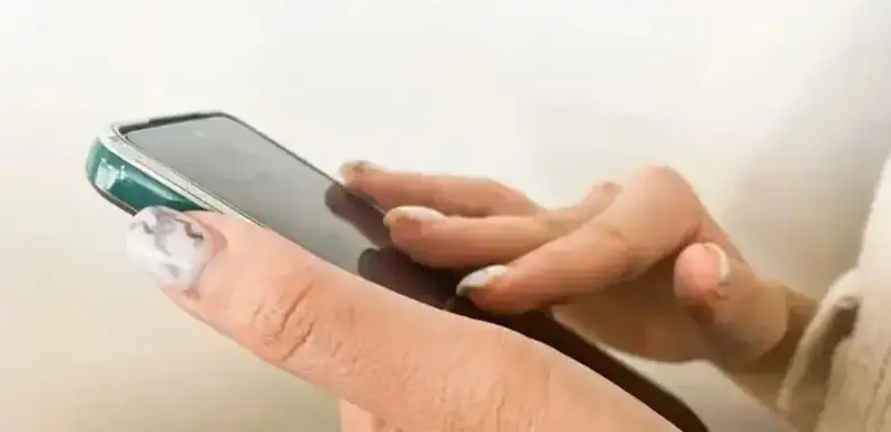 Англия мактабларида мобиль телефонлар тақиқланади