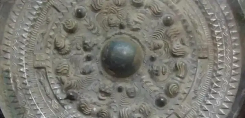 Японияда 100 дан ортиқ қадимги бронза кўзгулари топилган