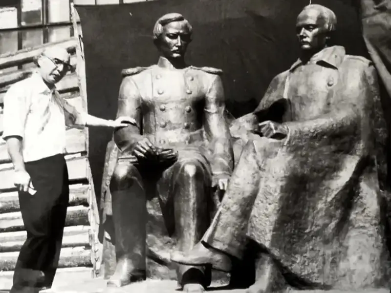 Чўқон Валихонов ва Фёдор Достоевский ҳайкали