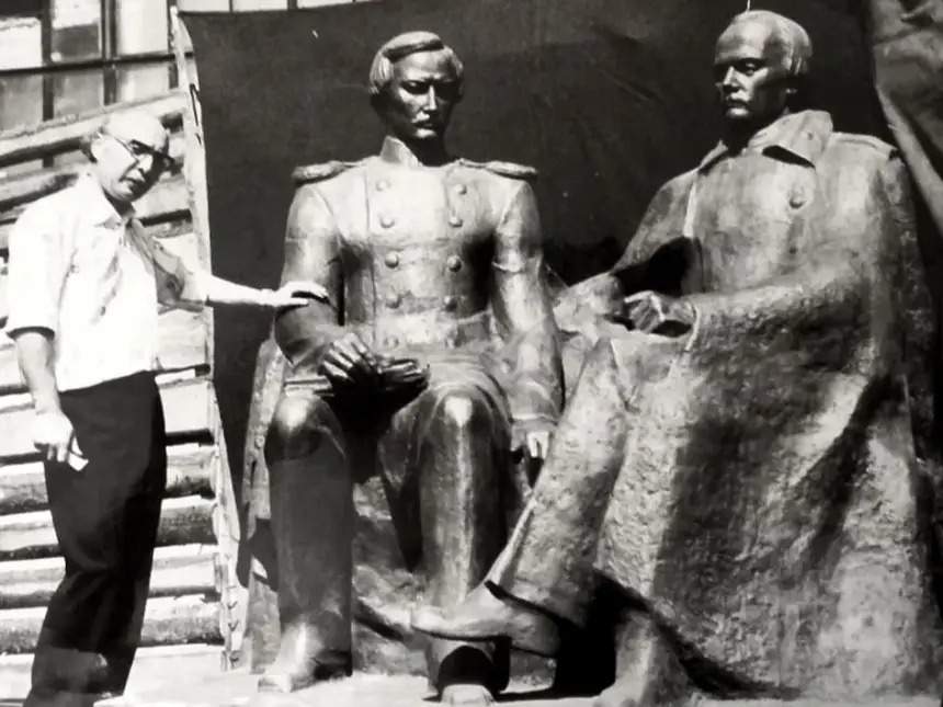 Күйеуі ұйықтап жатқанда, әйелі трафарет болды (порно) Өте сүйкімді брюнеткамен секс