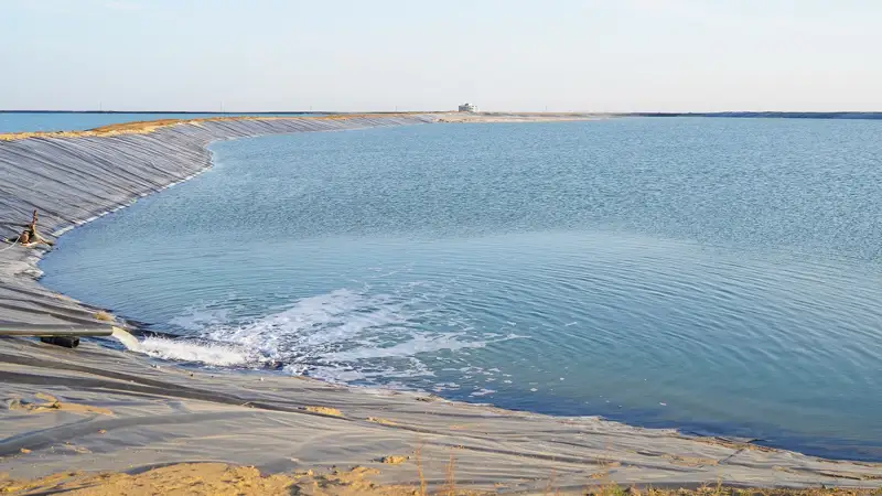 затопленная шахта рудника в Бестобе