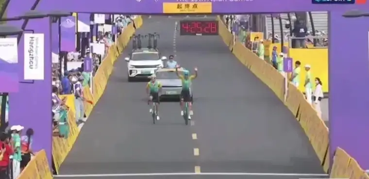 Kazakh riders win gold and silver medals in team race