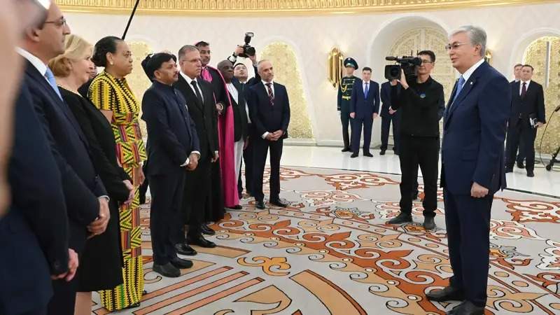 ҚР Президенти қатор давлатларнинг элчиларидан ишонч ёрлиқларини қабул қилди ҚР Президенти қатор давлатларнинг элчиларидан ишонч ёрлиқларини қабул қилди
