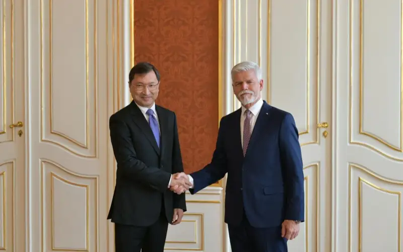 哈萨克斯坦大使向捷克总统递交国书