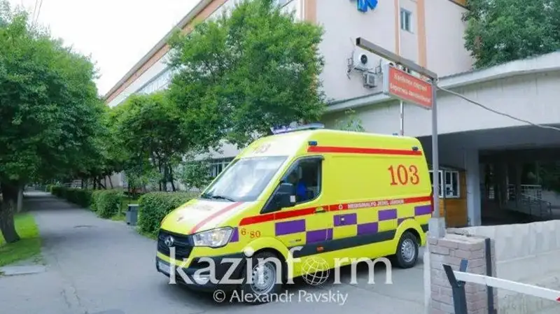 Taldyqorǵanda jedel járdem kóligi apatqa ushyrap, eki adam zardap shekti